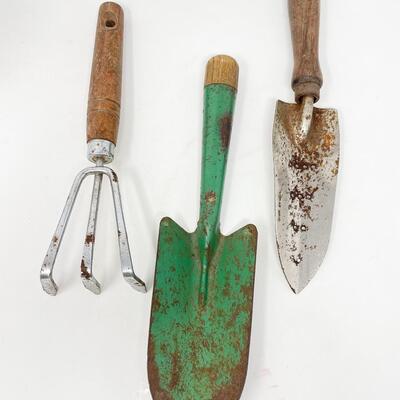 METAL GARDEN TOOLS LOT