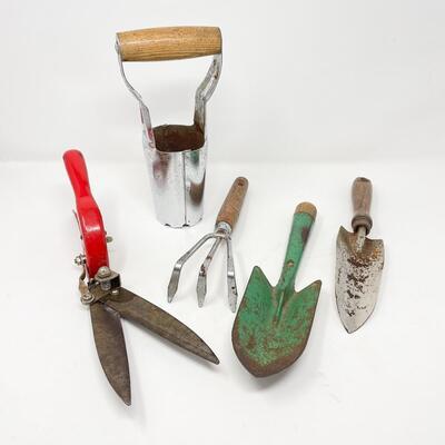 METAL GARDEN TOOLS LOT