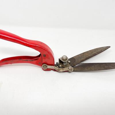 METAL GARDEN TOOLS LOT
