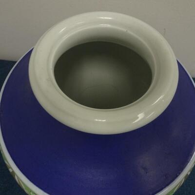 LOT 121. VINTAGE JAPANESE SATSUMA VASE