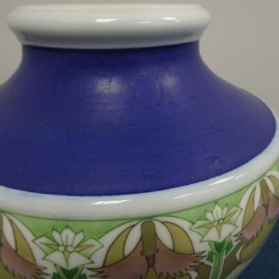 LOT 121. VINTAGE JAPANESE SATSUMA VASE