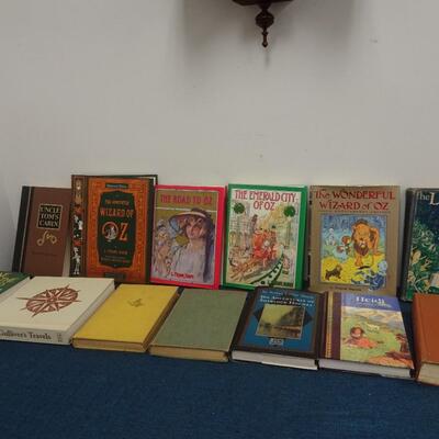 LOT 122 COLLECTION OF BOOKS