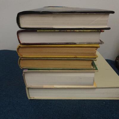 LOT 122 COLLECTION OF BOOKS