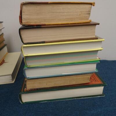 LOT 122 COLLECTION OF BOOKS