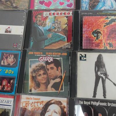 LOT 123    COLLECTION OF A VARIETY OF AUDIO CD'S