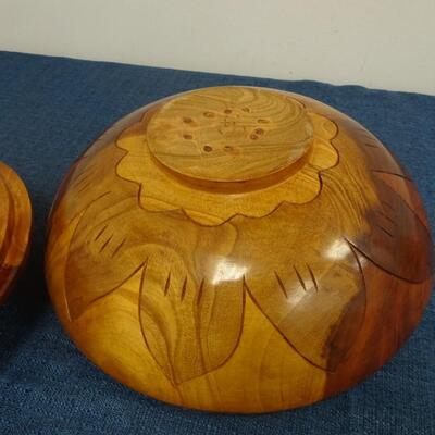 LOT 128. LIDDED WOOD BOWL WITH WOOD CARVING FIGURINE