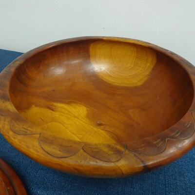 LOT 128. LIDDED WOOD BOWL WITH WOOD CARVING FIGURINE