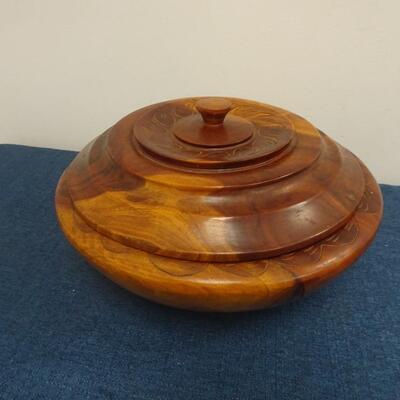 LOT 128. LIDDED WOOD BOWL WITH WOOD CARVING FIGURINE