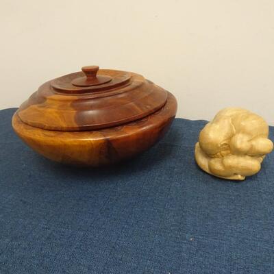 LOT 128. LIDDED WOOD BOWL WITH WOOD CARVING FIGURINE