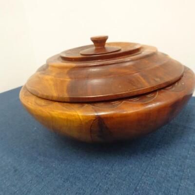 LOT 128. LIDDED WOOD BOWL WITH WOOD CARVING FIGURINE
