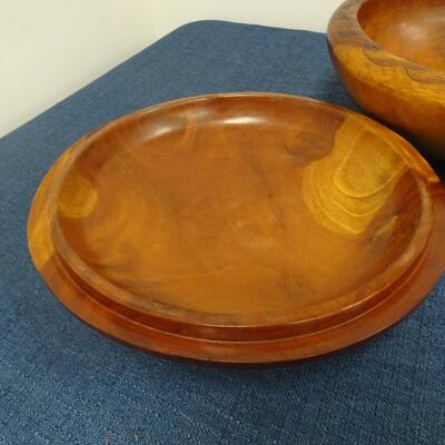 LOT 128. LIDDED WOOD BOWL WITH WOOD CARVING FIGURINE