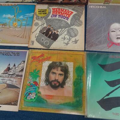 LOT 136 (20 ALBUMS ALBUMS COVERS FROM POOR TO GOOD CONDITION)