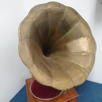 LOT 171  VINTAGE HIS MASTER'S VOICE GRAMOPHONE