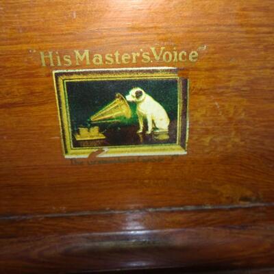 LOT 171  VINTAGE HIS MASTER'S VOICE GRAMOPHONE