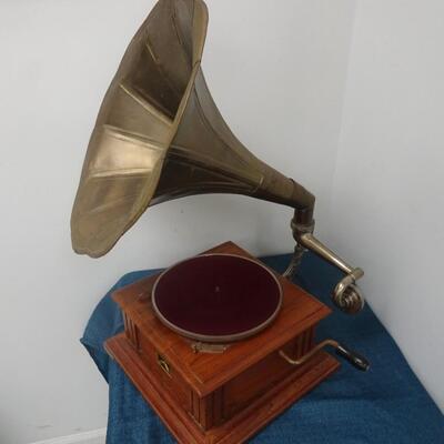 LOT 171  VINTAGE HIS MASTER'S VOICE GRAMOPHONE