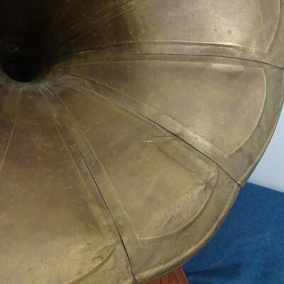LOT 171  VINTAGE HIS MASTER'S VOICE GRAMOPHONE