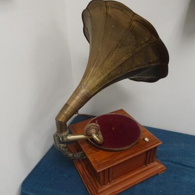 LOT 171  VINTAGE HIS MASTER'S VOICE GRAMOPHONE