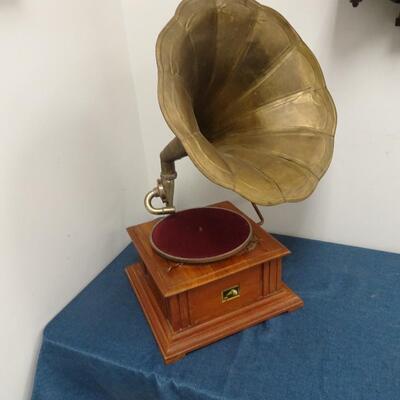 LOT 171  VINTAGE HIS MASTER'S VOICE GRAMOPHONE