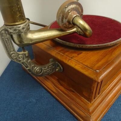LOT 171  VINTAGE HIS MASTER'S VOICE GRAMOPHONE