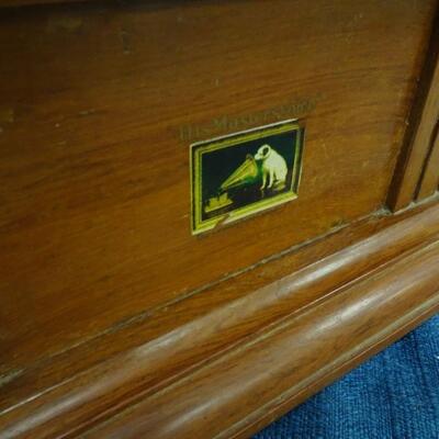 LOT 171  VINTAGE HIS MASTER'S VOICE GRAMOPHONE