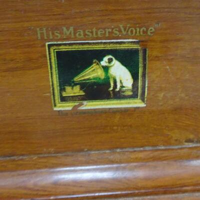 LOT 171  VINTAGE HIS MASTER'S VOICE GRAMOPHONE