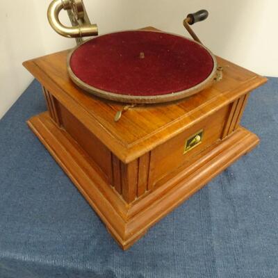 LOT 171  VINTAGE HIS MASTER'S VOICE GRAMOPHONE