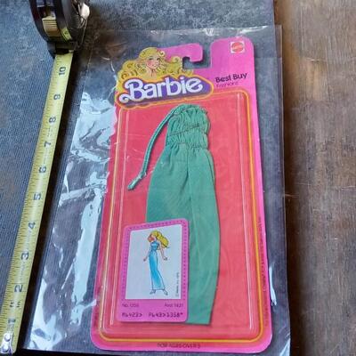 LOT 6  BARBIE OUTFIT