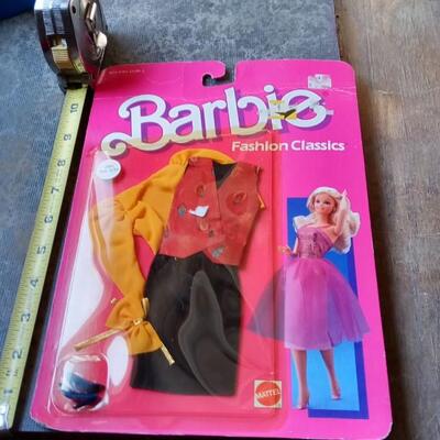 LOT 10  BARBIE OUTFIT