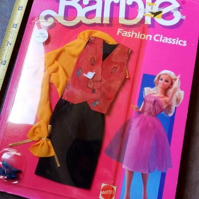 LOT 10  BARBIE OUTFIT