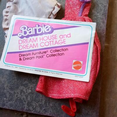 LOT 17  BARBIE OUTFIT AND DREAM HOUSE BOOKLET