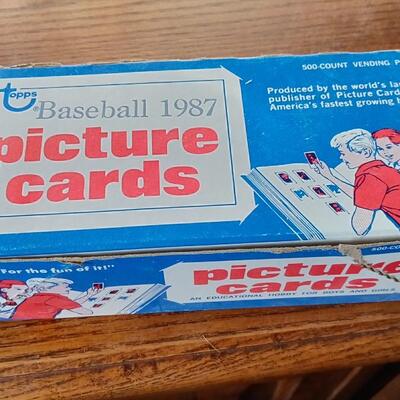 LOT 25  BOX 1987 TOPPS BASEBALL CARDS