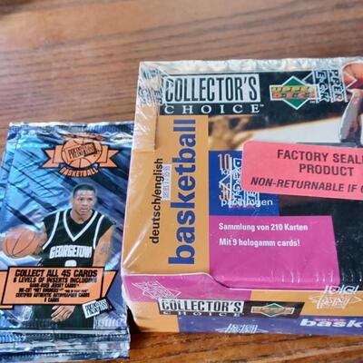 LOT 26 NINE 1996 PACKS AND A BOX OF UPPER DECK COLLECTOR'S CHOICE