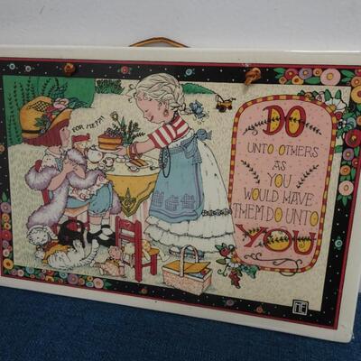 LOT 183. CLOCK (UNTESTED) AND HOME DECOR
