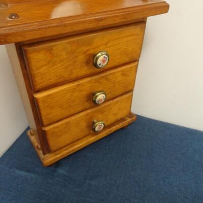 LOT 187. VINTAGE JEWELRY BOX