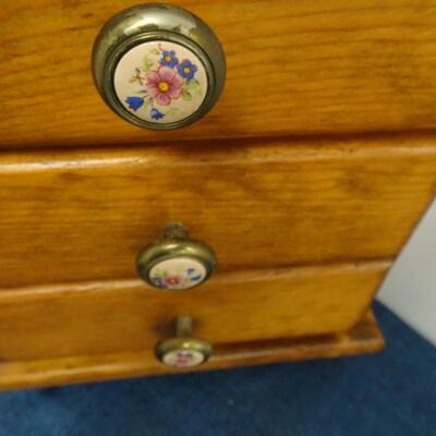 LOT 187. VINTAGE JEWELRY BOX
