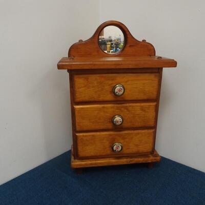 LOT 187. VINTAGE JEWELRY BOX