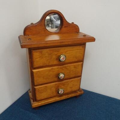 LOT 187. VINTAGE JEWELRY BOX