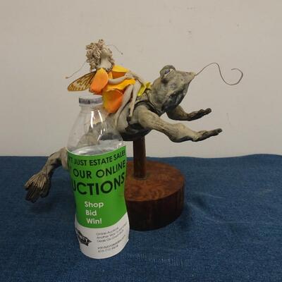 LOT 189 FIGURINE FROG AND FAIRY FIGURINE