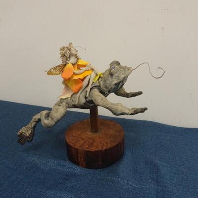 LOT 189 FIGURINE FROG AND FAIRY FIGURINE