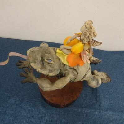 LOT 189 FIGURINE FROG AND FAIRY FIGURINE