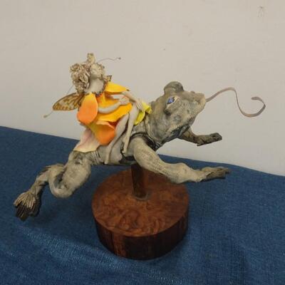 LOT 189 FIGURINE FROG AND FAIRY FIGURINE