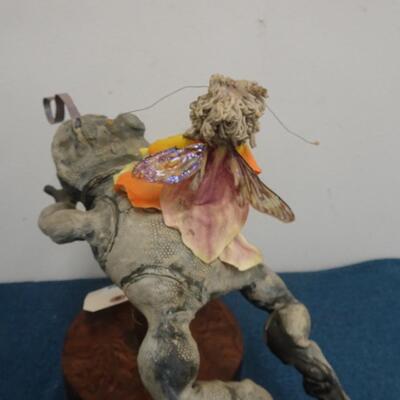 LOT 189 FIGURINE FROG AND FAIRY FIGURINE