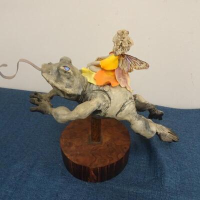 LOT 189 FIGURINE FROG AND FAIRY FIGURINE