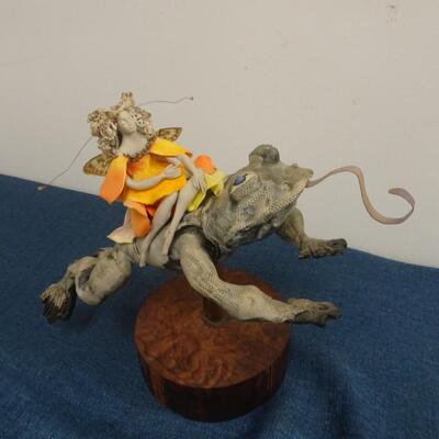 LOT 189 FIGURINE FROG AND FAIRY FIGURINE