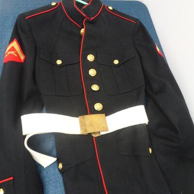 LOT 190. USMC DRESS UNIFORM JACKET