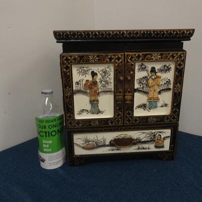 LOT 200. VINTAGE JEWELRY BOX
