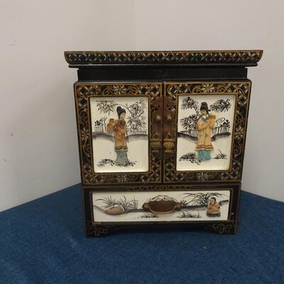 LOT 200. VINTAGE JEWELRY BOX