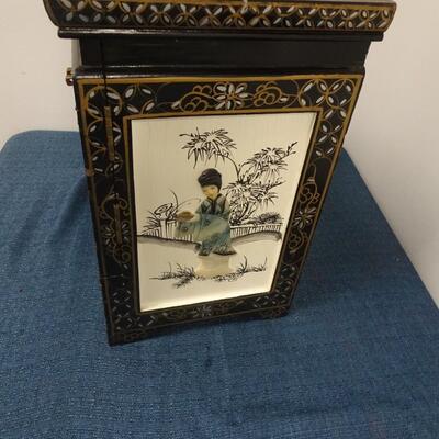 LOT 200. VINTAGE JEWELRY BOX