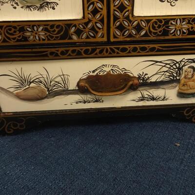 LOT 200. VINTAGE JEWELRY BOX