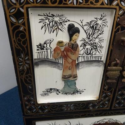 LOT 200. VINTAGE JEWELRY BOX